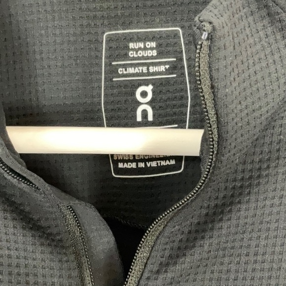 On Women's Climate Quarter-Zip Running Top black - Picture 3 of 7